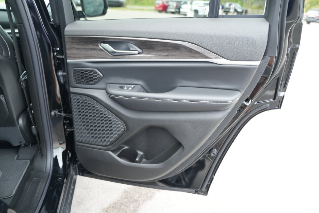 New 2027 Jeep Grand Cherokee Limited w/ MOPAR Finishing Package AWD/4WD image 21