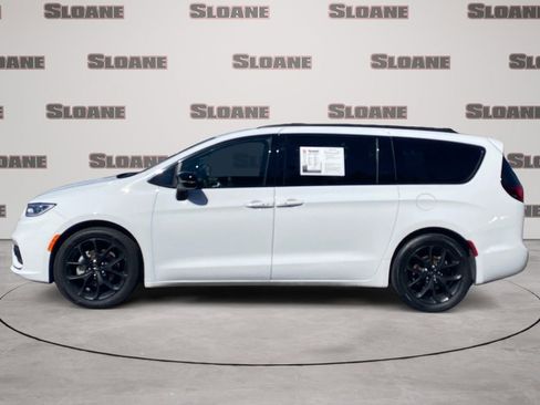 Used 2025 Chrysler Pacifica Limited FWD image 2