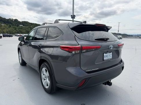 Used 2022 Toyota Highlander LE AWD/4WD image 5