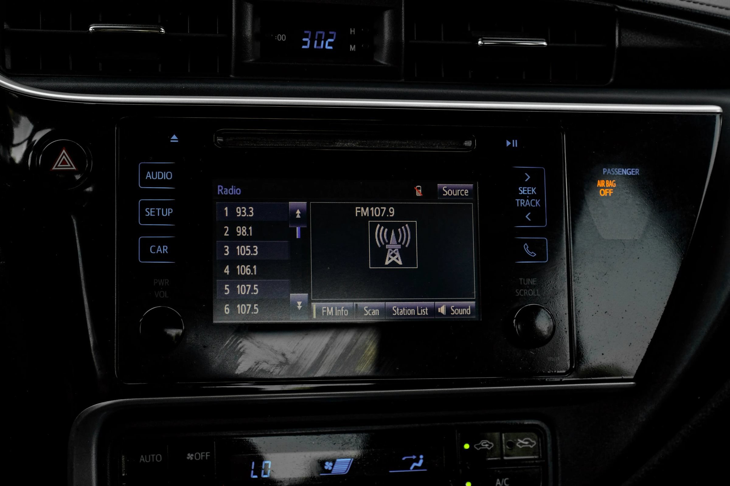 Used 2018 Toyota Corolla LE FWD image 33