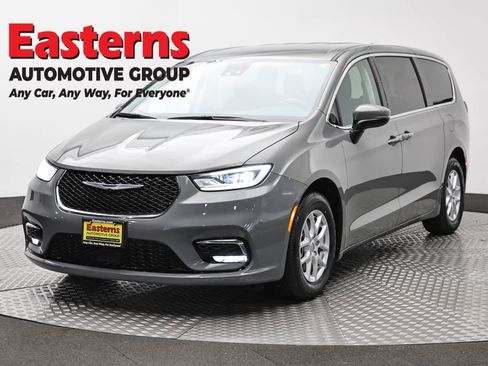 Used 2023 Chrysler Pacifica Touring-L FWD image 1