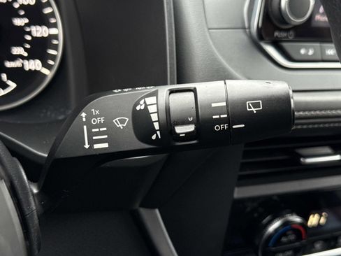 Used 2023 Nissan Rogue SV image 16