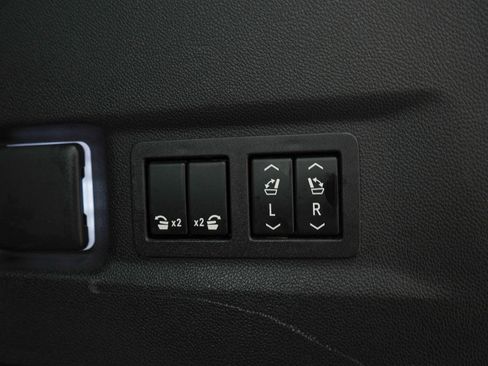 Used 2023 GMC Yukon XL SLT image 12