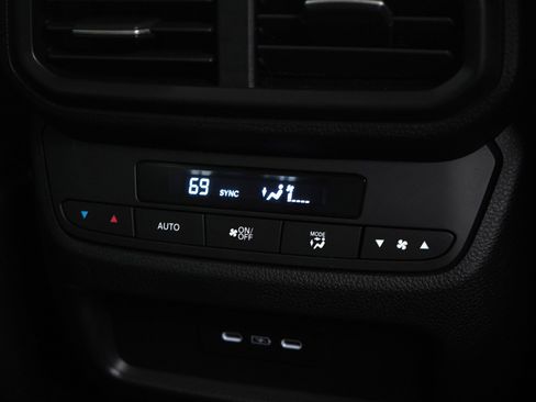 Used 2025 Honda Pilot Touring image 17