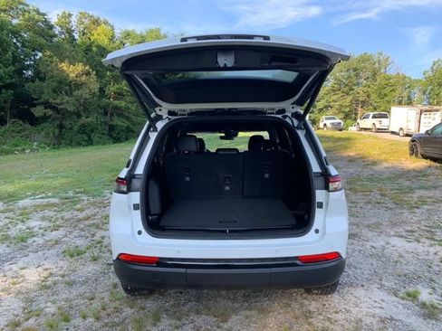Used 2025 Jeep Grand Cherokee Altitude AWD/4WD image 8