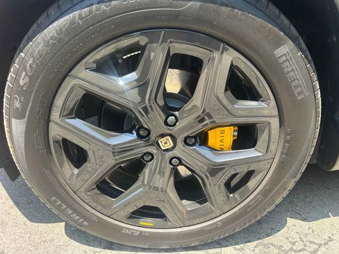 Used 2025 Rivian R1S Premium AWD/4WD image 16