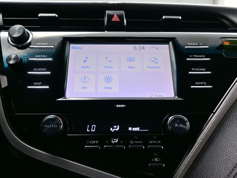 Used 2020 Toyota Camry SE FWD image 17