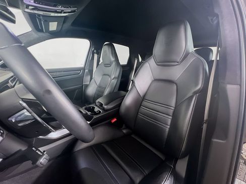 Certified 2023 Porsche Cayenne Turbo S AWD/4WD image 5
