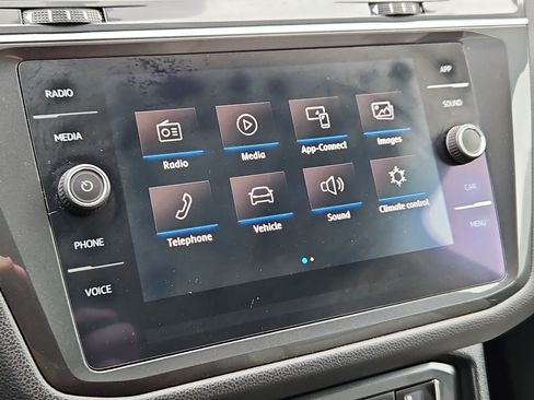 Used 2018 Volkswagen Tiguan SE image 19