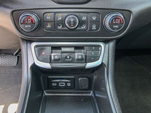 Used 2023 GMC Terrain SLT image 27