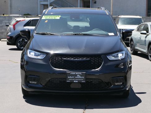 Used 2024 Chrysler Pacifica Premium FWD image 6