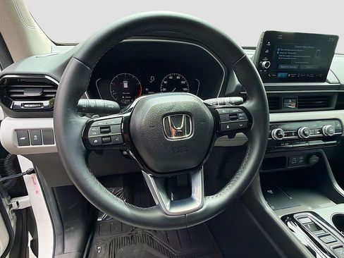 Used 2025 Honda Pilot EX-L image 11