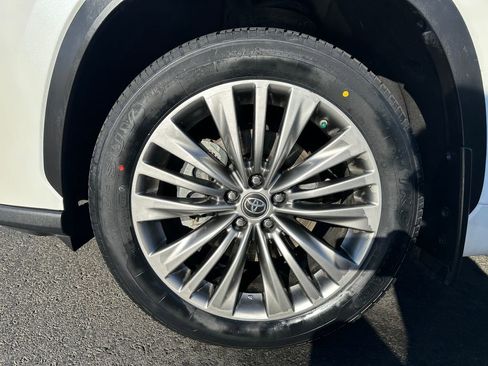 Used 2021 Toyota Highlander Platinum image 12