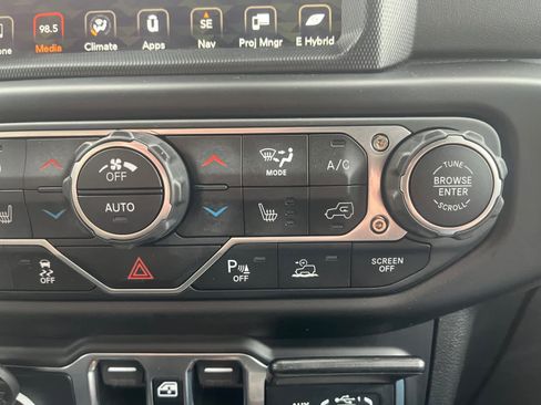 Used 2023 Jeep Wrangler Unlimited Sahara w/ Cold Weather Group AWD/4WD image 31