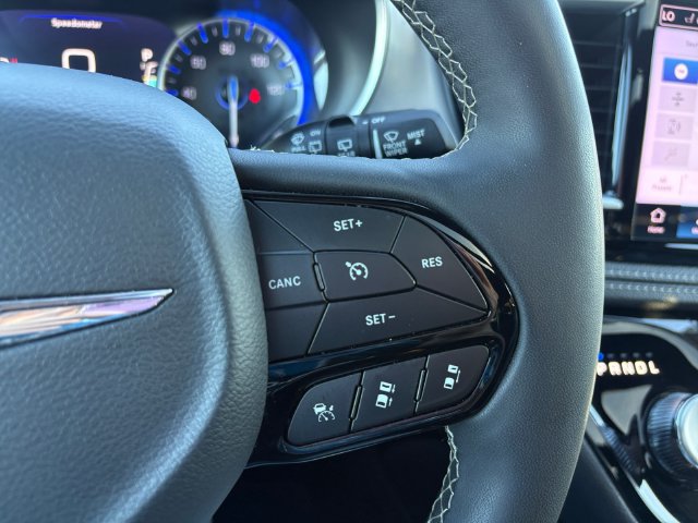Used 2025 Chrysler Pacifica Limited FWD image 25