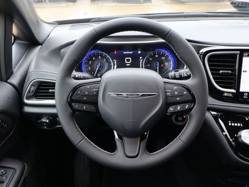 New 2026 Chrysler Pacifica Select FWD image 17