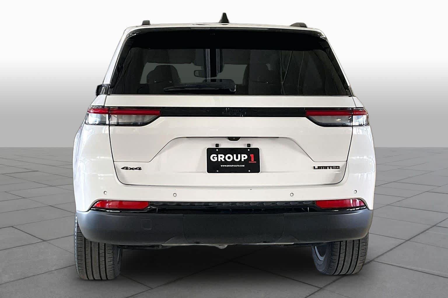 Used 2023 Jeep Grand Cherokee Limited w/ Black Appearance Package AWD/4WD image 4