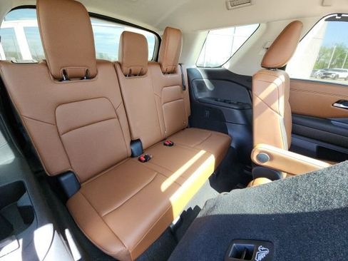 Used 2025 Nissan Pathfinder Platinum image 7