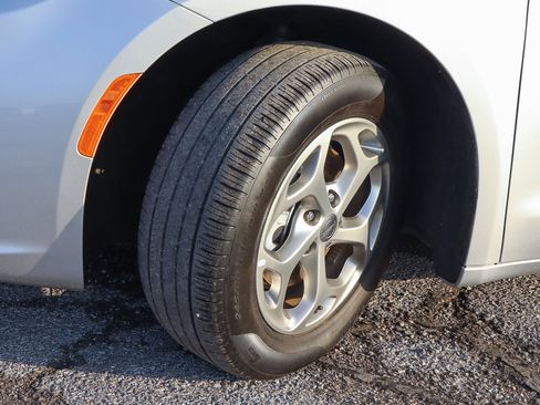 Used 2024 Chrysler Pacifica Limited image 16