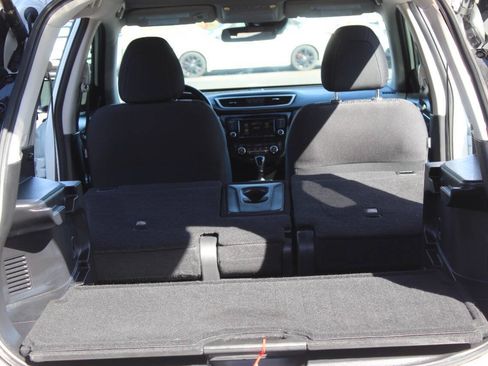 Used 2020 Nissan Rogue SV w/ Premium Package FWD image 16