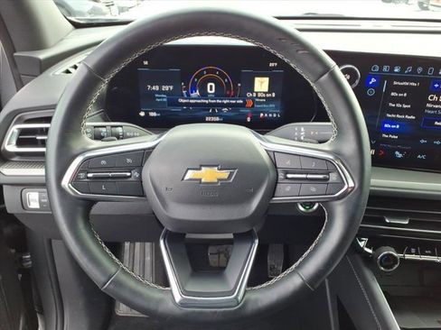 Used 2025 Chevrolet Traverse LT image 18