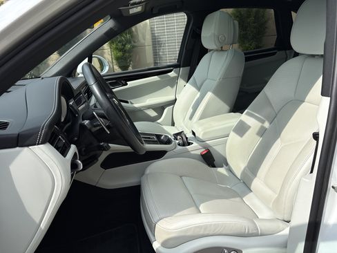 Used 2023 Porsche Macan AWD/4WD image 16