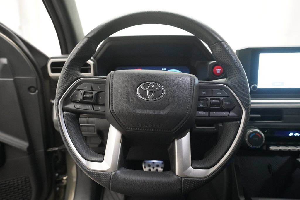 Used 2025 Toyota Tacoma TRD Sport AWD/4WD image 4