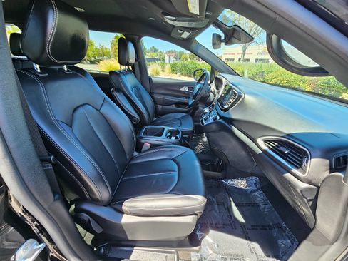 Used 2025 Chrysler Pacifica Select FWD image 33