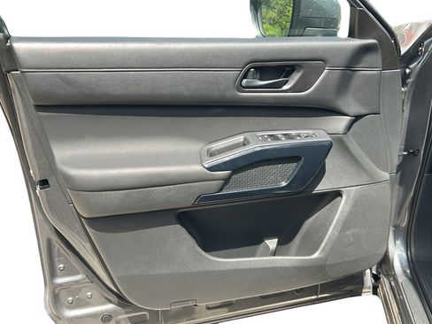 Used 2025 Nissan Pathfinder SV w/ SV Premium Package FWD image 11