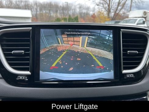 Certified 2024 Chrysler Pacifica Touring-L image 18