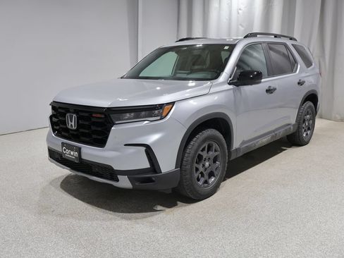 Used 2025 Honda Pilot TrailSport image 6
