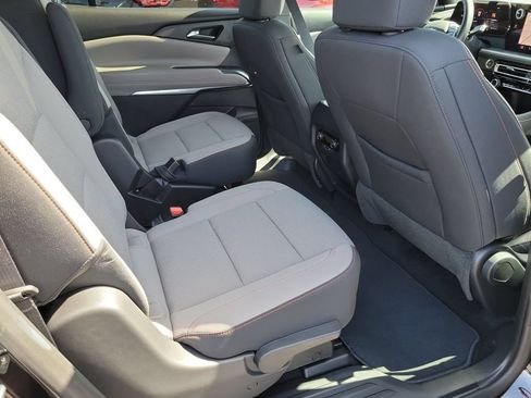 Used 2026 Chevrolet Traverse LT FWD image 19
