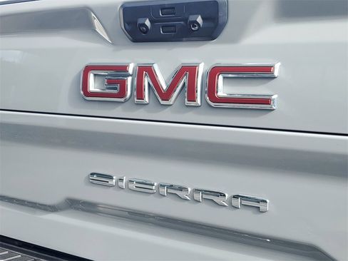 Used 2025 GMC Sierra 2500 AT4 image 8