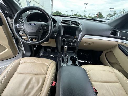 Used 2017 Ford Explorer XLT w/ Equipment Group 202A AWD/4WD image 31