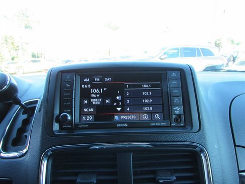 Used 2019 Dodge Grand Caravan SXT image 12