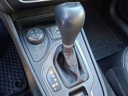 Used 2019 Jeep Cherokee Trailhawk image 15