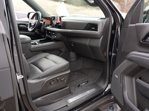 Used 2025 Chevrolet Tahoe Z71 w/ Comfort Package image 32