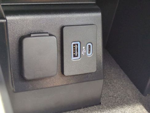 Used 2023 Ford Explorer XLT w/ Equipment Group 202A AWD/4WD image 32