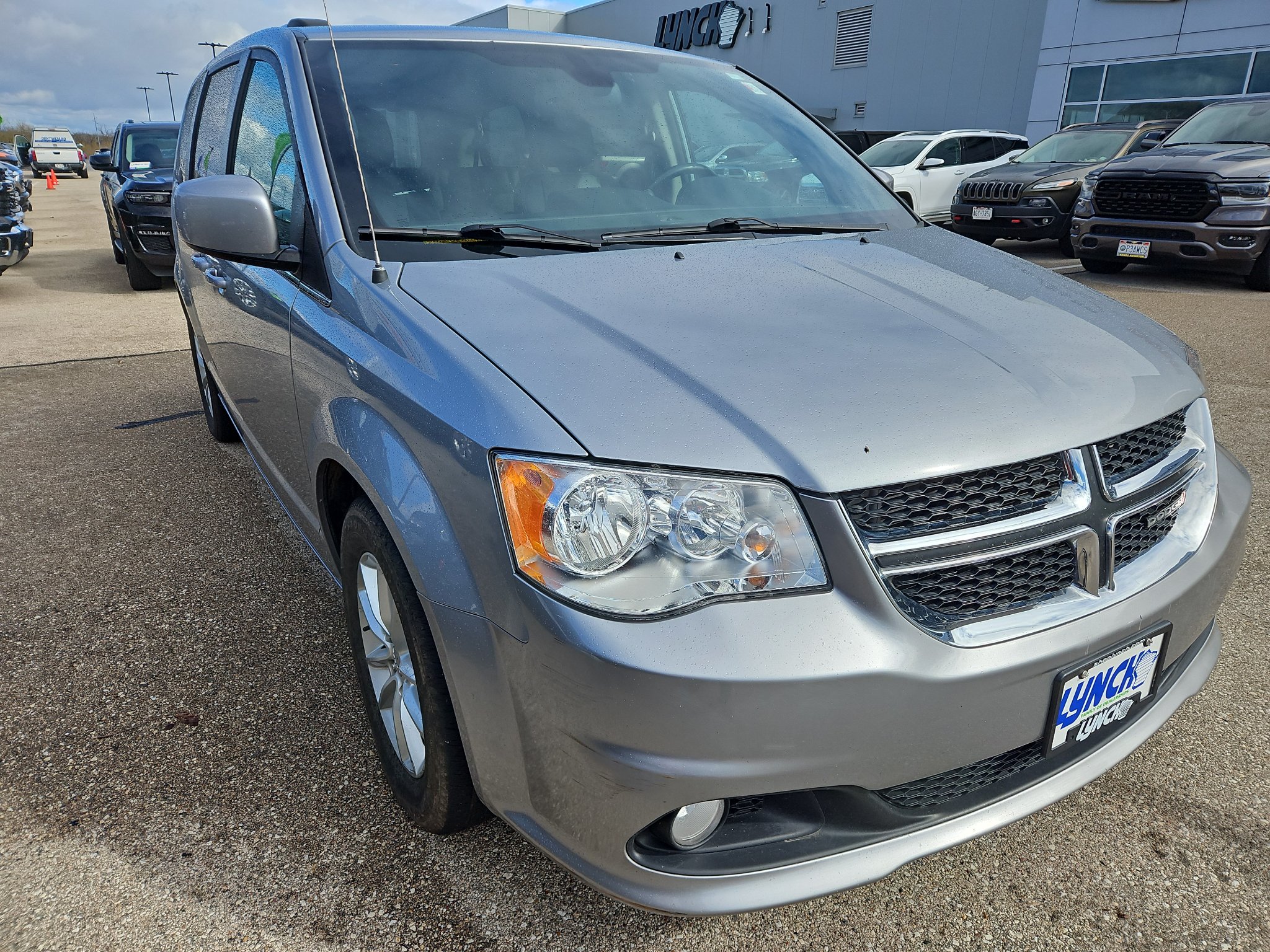 Used 2019 Dodge Grand Caravan SXT FWD image 3