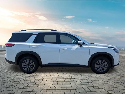 Certified 2024 Nissan Pathfinder SV FWD image 4