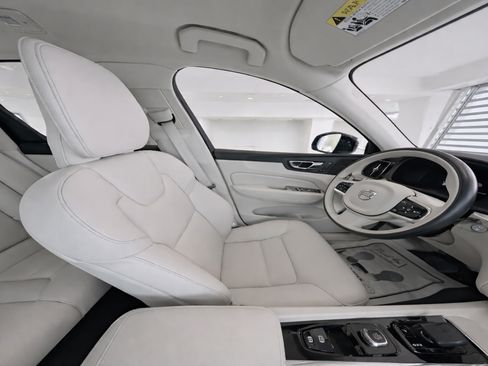 Certified 2023 Volvo XC60 B5 Plus w/ Climate Package AWD/4WD image 10