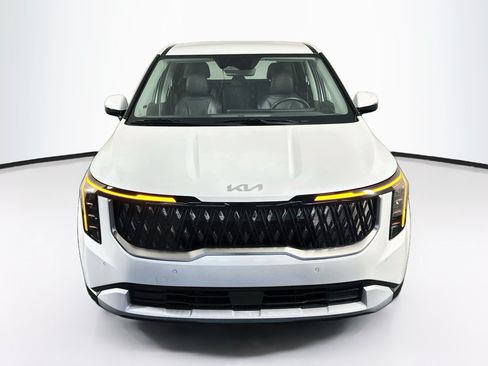 Used 2025 Kia Carnival FWD image 2
