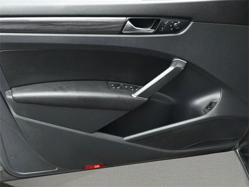 Used 2021 Volkswagen Passat 2.0T R-Line image 9