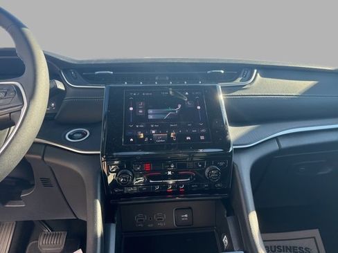 New 2025 Jeep Grand Cherokee Laredo X w/ Luxury Tech Group I image 17