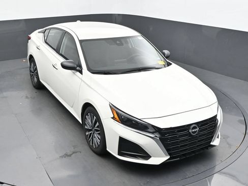 Used 2025 Nissan Altima 2.5 SV FWD image 37