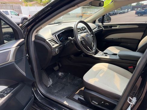 Used 2019 Ford Fusion SE w/ Equipment Group 151A FWD image 9