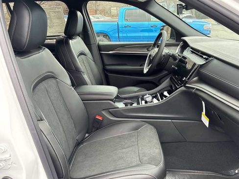 New 2026 Jeep Grand Cherokee Altitude image 25