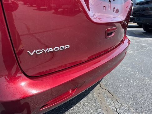 Used 2023 Chrysler Voyager LX FWD image 11