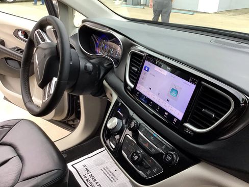 Used 2022 Chrysler Pacifica Touring-L image 33