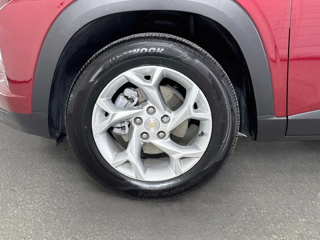 Used 2025 Chevrolet Trax LS w/ LS Convenience Package FWD image 30